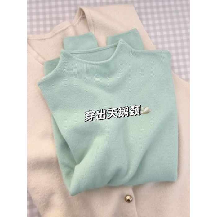 高級感の小さい立襟のセーターは底の女性の冬の修身の長袖の冬の半高襟のニットの秋冬の新型の上着を打ちます。