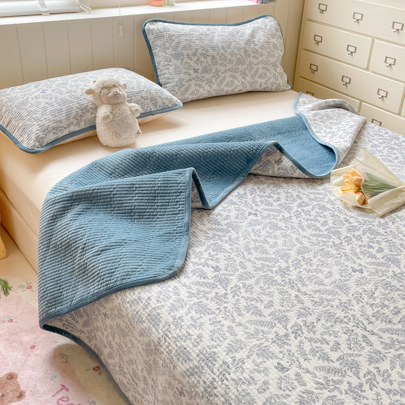 Nube de bebés cubierta de cama de terciopelo conjunto de tres piezas de otoño y invierno doble cara gruesa cuatro estaciones de algodón de algodón universal personalizado cama doble