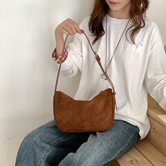 ぬいぐるみの新商品の小さい方は秋の女性を包みます。