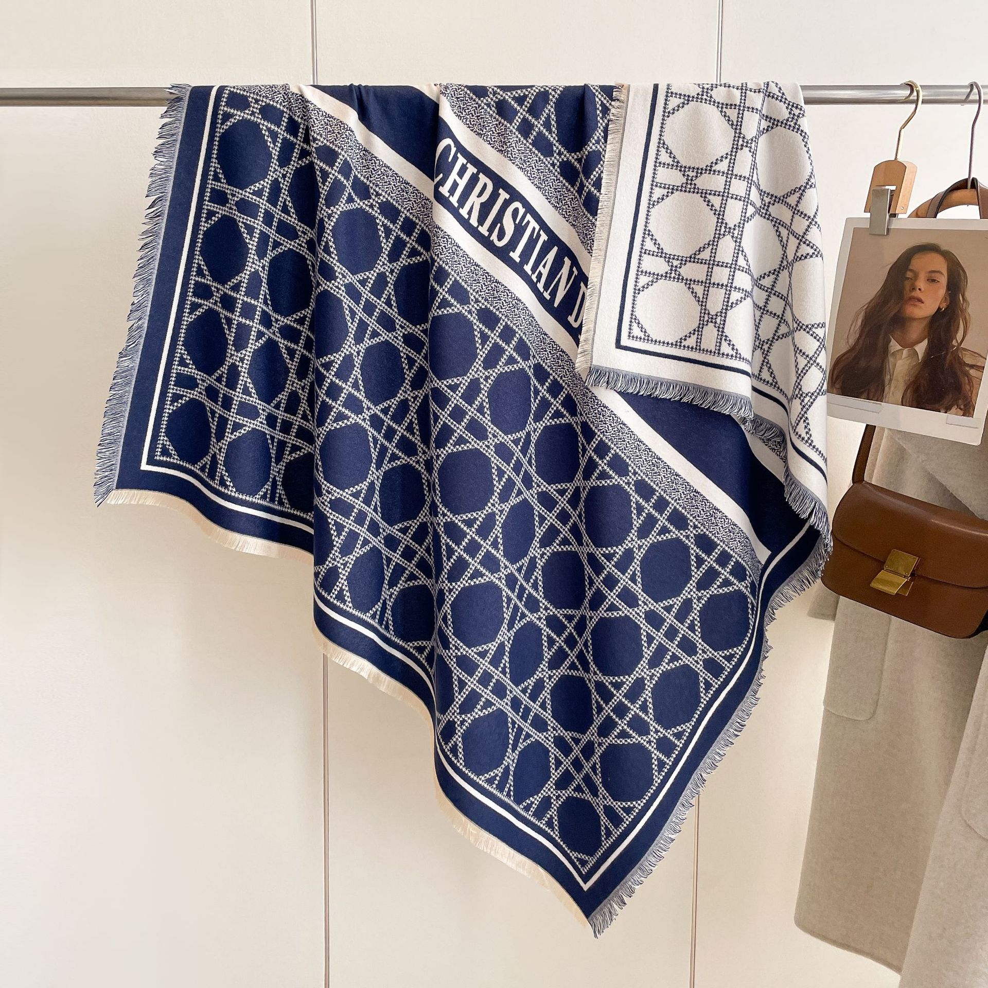 2024 moda europea y americana toallas cuadradas calientes mantas de aire acondicionado turísticas con un gran chal de otoño y invierno engrosado bufandas mujeres