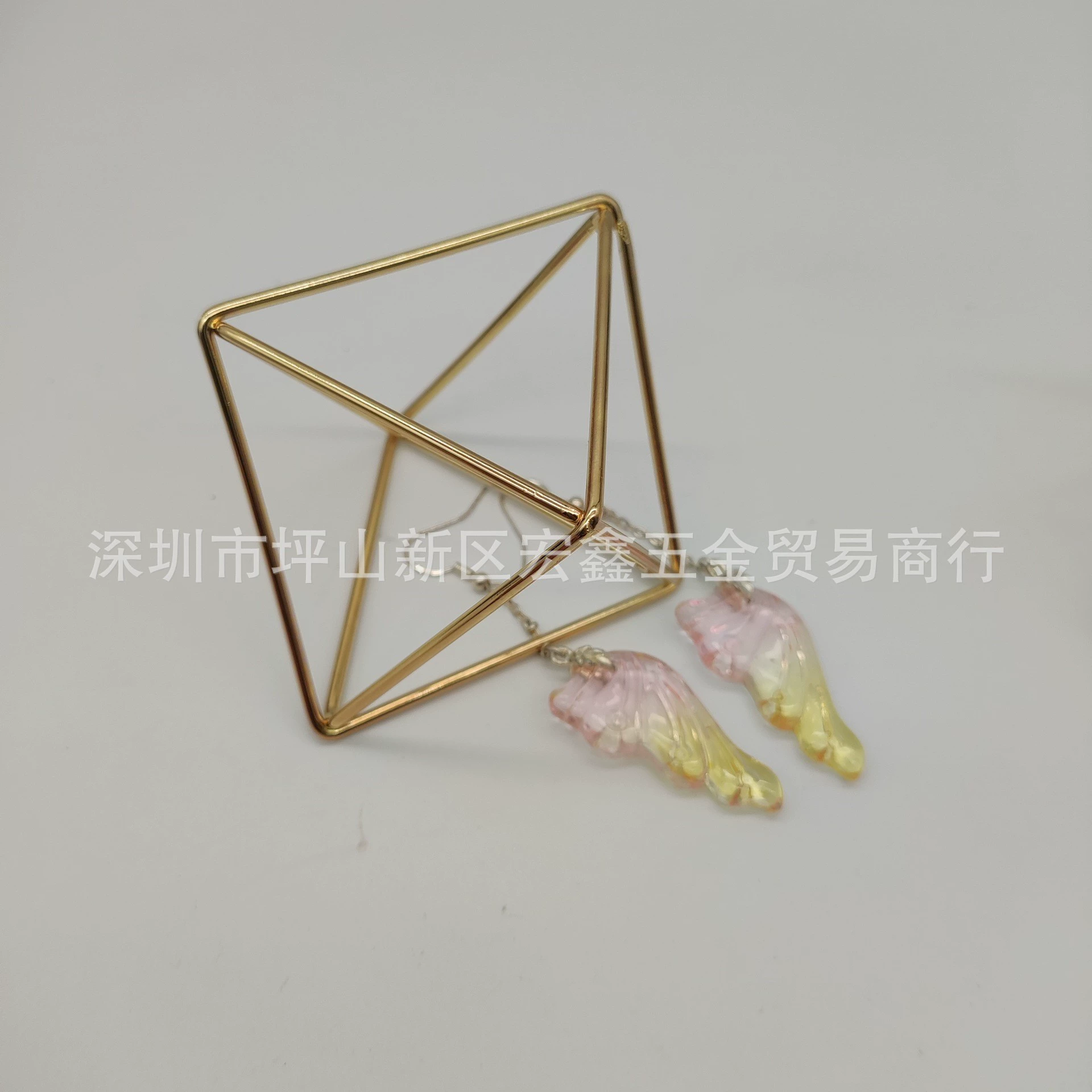 Iron art stand on the four sides of the diamond -shaped geometric air pineapple metal flower frame dry flower eternal flower car hanging decoration