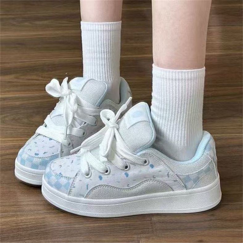 Versión coreana de las zapatillas de nicho a juego de arándano, las mujeres están de moda en la primavera de 2025, los nuevos zapatos de pan casuales de moda de todos los partidos