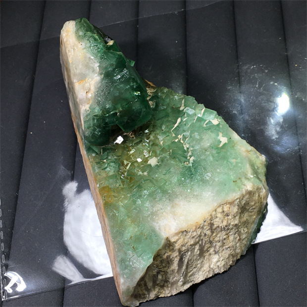 Madagascar Natural Sunlight Green Fluorite Raw Stone Specimen Color Change Green Mineral Crystal 12 sup