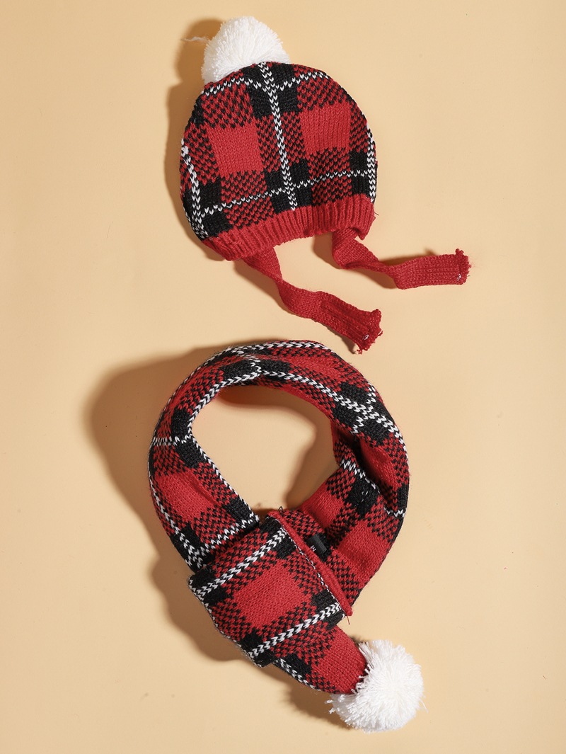 Conjunto de bufanda y gorro multicolor con diseño de copos de nieve y triángulos a cuadros para perro mascota de Navidad_voghion.com