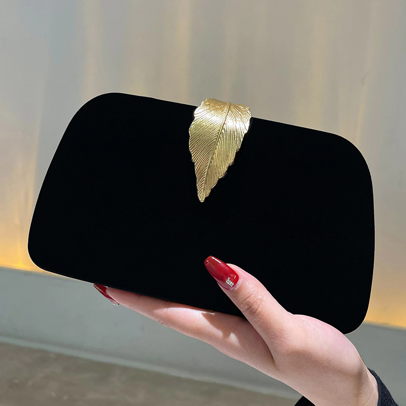 Elegant Evening Clutch Bag in Black for Parties, Birthdays, and Banquets, Suitable for Pairing with Cheongsam Dresses, Versatile and Stylish