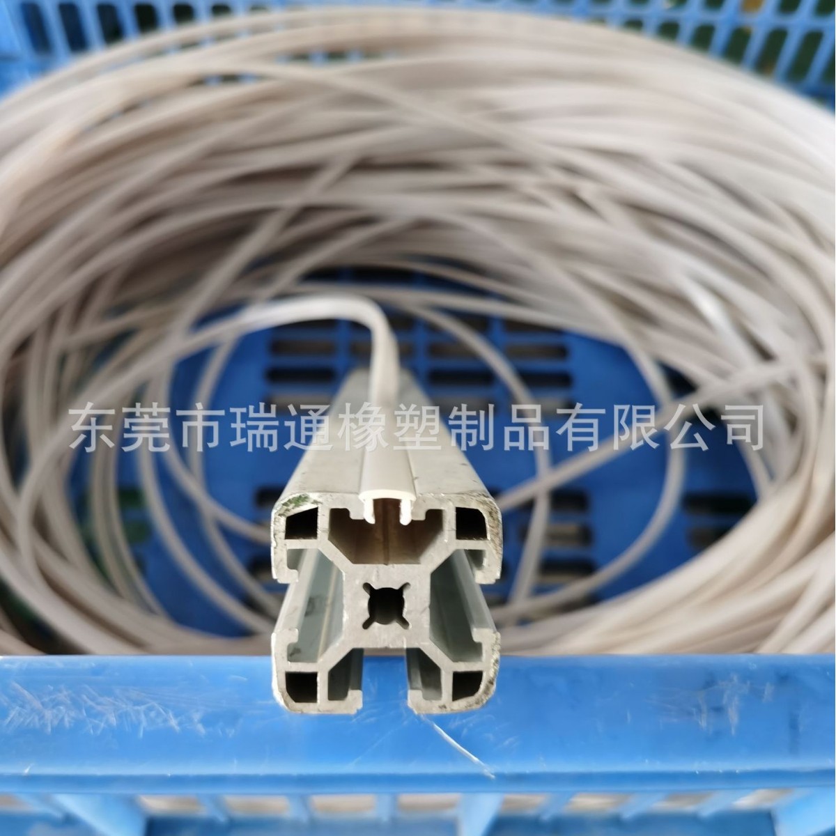 厂家生产铝型材封边胶条 铝合金机架专用密封条 PE软平封槽条