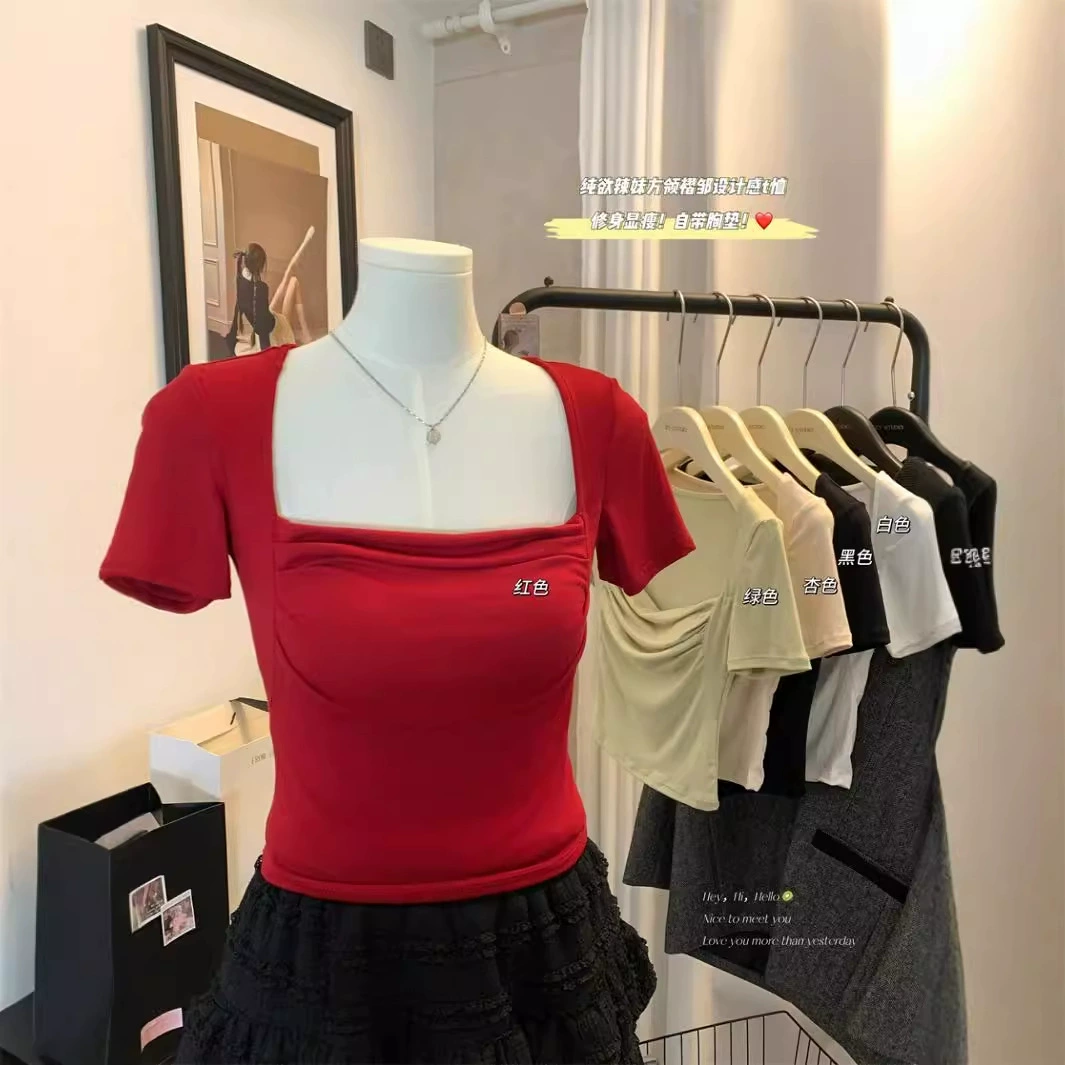 Красная горячая девушка с квадратным вырезом с узкими вязаными рубашками с короткими рукавами