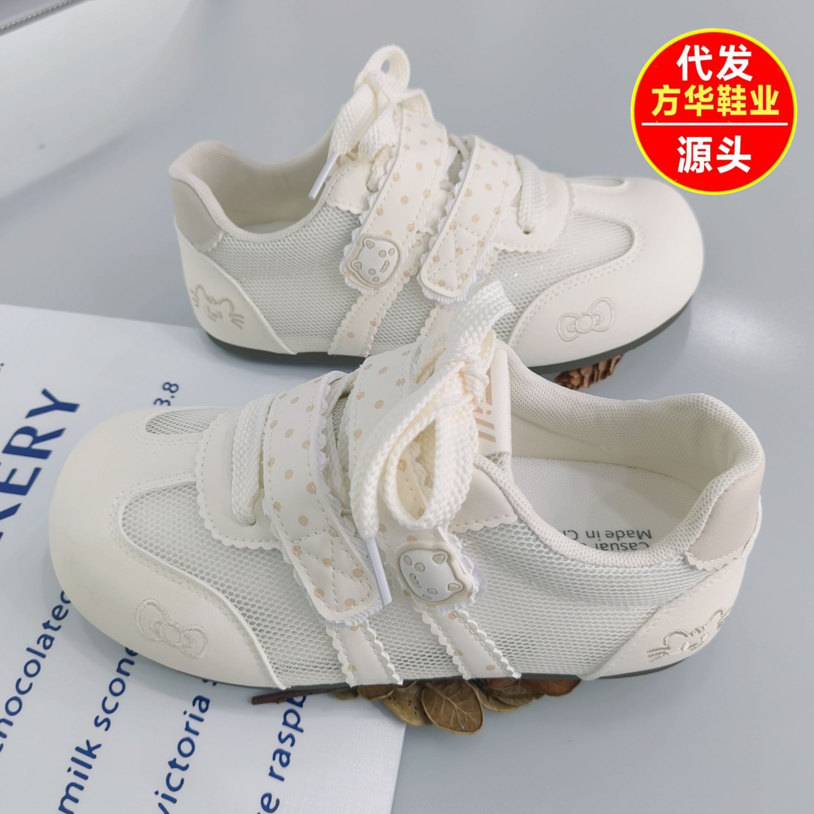 2026 nuevo verano de malla transpirable zapatos de entrenamiento alemán de mujeres estilo de Hong Kong dibujos animados chic zapatos casuales blancos suaves