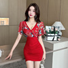 Sexy mesh printed contrasting color patchwork V-neck and buttocks wrapped dress