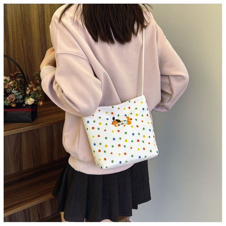 This year, polka dot canvas bags are in vogue for women's autumn and winter 2024. The new versatile commuter single-shoulder crossbody bag is in vogue undefined