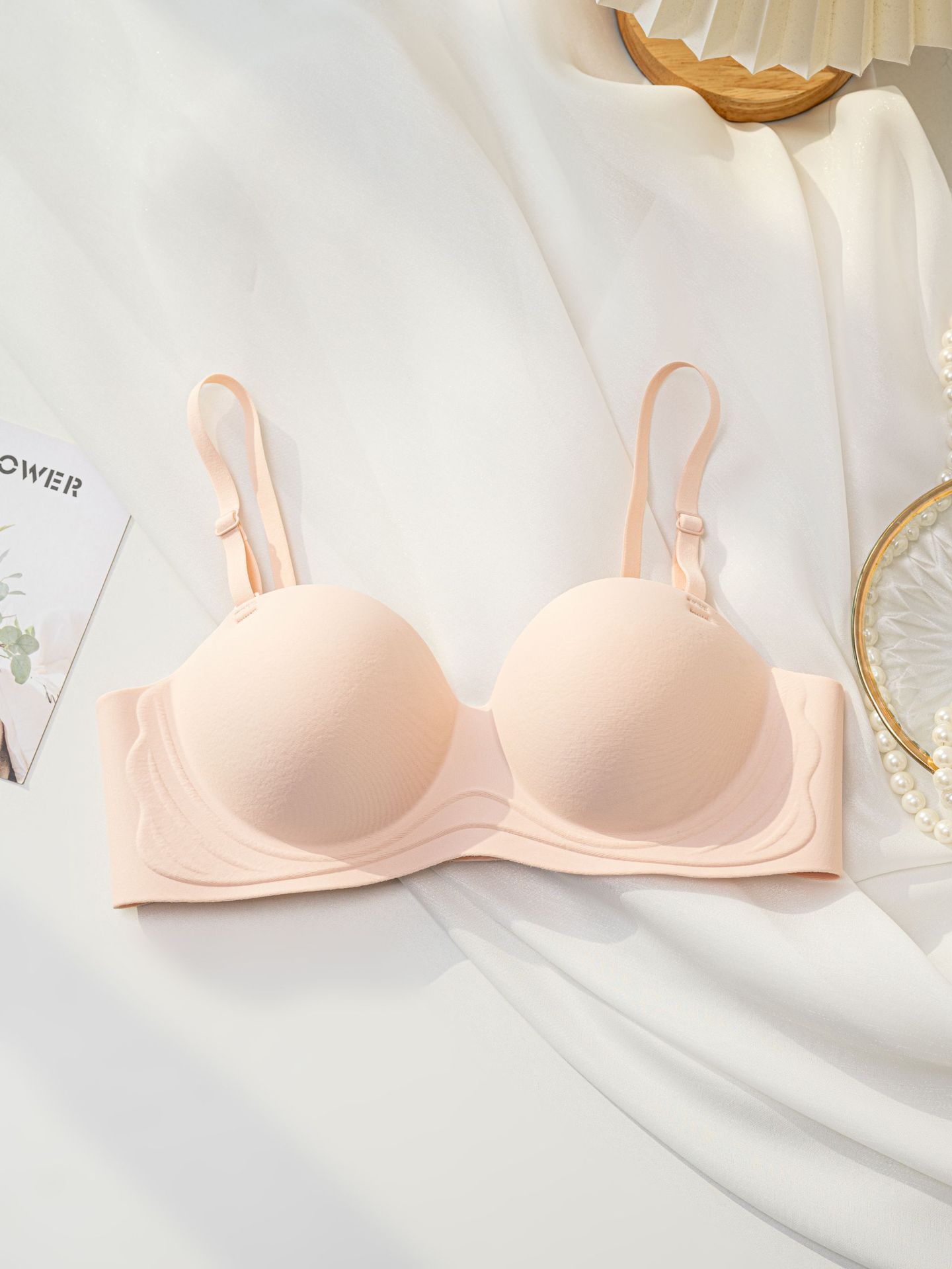 Venta directa de fábrica comercio electrónico transfronterizo sudeste asiático Vietnam Tailandia ropa interior de mujer sin costuras media taza de sujetador anti-caída