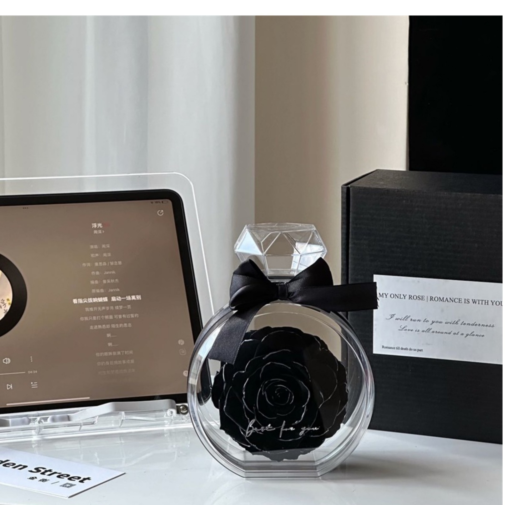 Flor eterna Botella de perfume rosa Caja de regalo de acrílico terminado Regalo de flor real del día de San Valentín Flor eterna Adornos de alta calidad