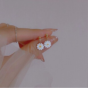 Mini Carved Shell Small Daisy 925 Silver Needle Hand Carved Fritillary Earrings ins Style Fresh Style Earrings Earrings