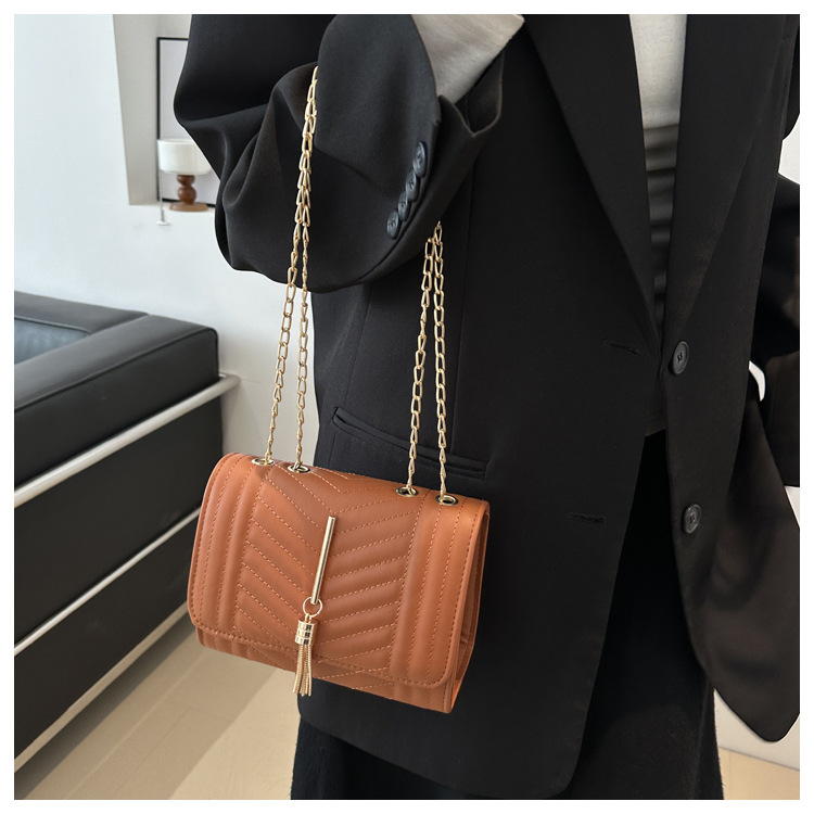 Borsa a tracolla donna con ricamo catena e nappine elegante_voghion.com