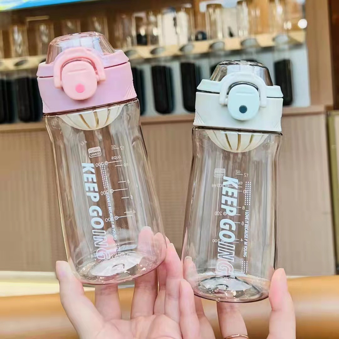 Xinbeidi simple PC portátil taza de plástico fresco estudiante cubierta elástica taza de paja colador conveniente taza portátil al por mayor