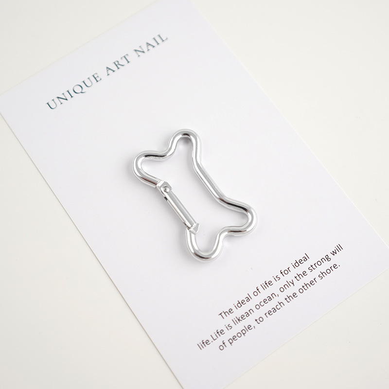 バックパックにフックを掛けて登山ボタンを掛けます。