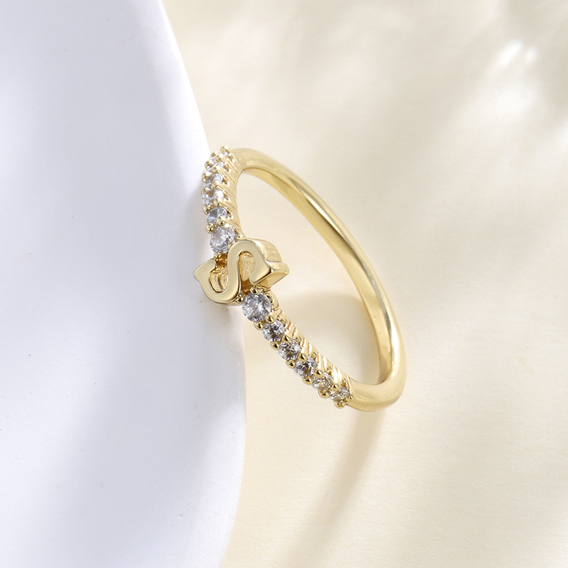 Anillo de Letras Nuevo Estilo Europeo y Americano Xuping con 26 Letras Inglesas, Anillo Cerrado con Circonita, Anillo de Aleación de Cobre para el Dedo Índice de Otoño e Invierno.