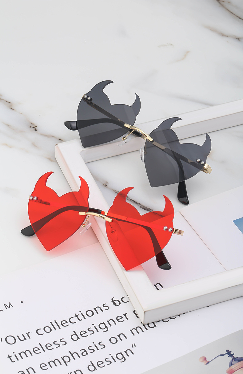 Women's Fashion Heart Shape Pc Special-shaped Mirror Metal Frameless Sunglasses display picture 3