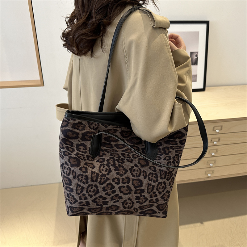 Este año super fuego leopardo bolso para mujeres 2024 nuevo estilo versátil otoño invierno estudiantes de gran capacidad clase bolsa de viaje de hombro