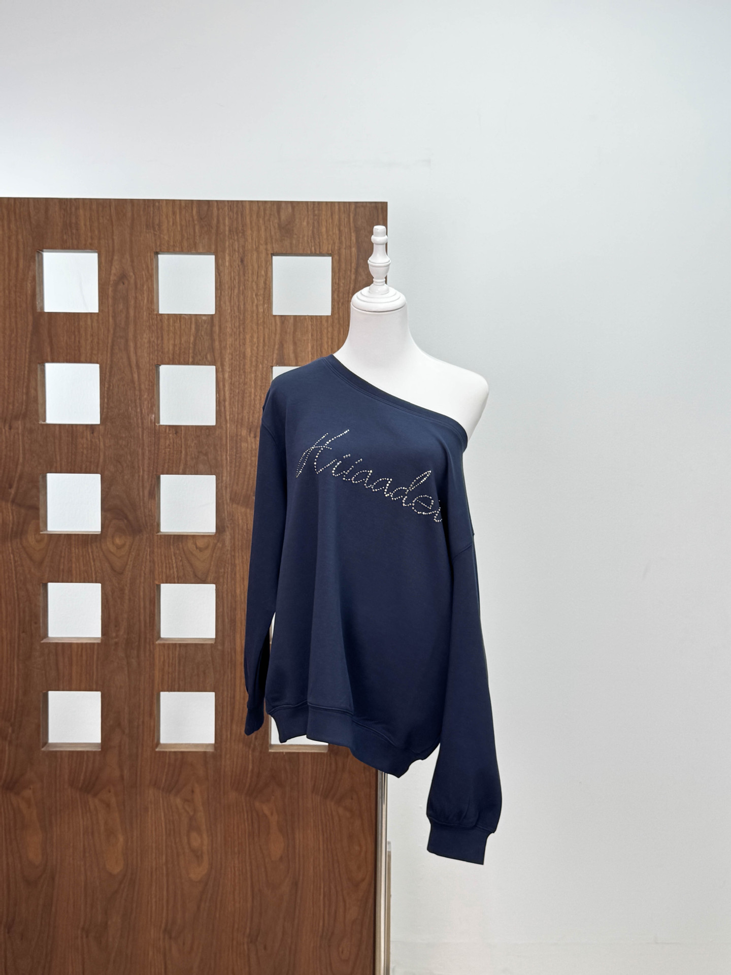Perforación de alta fijación de hierro lazo viento un hombro de hombro inclinado suéter estilo americano aire relajado tipo capullo larga suéter de hombro abierto moda image 7