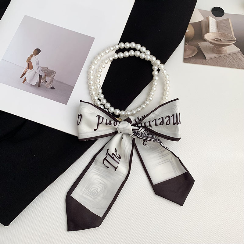 Pequeña bufandas para mujeres de verano 2025 collar de perlas retrógrado francés con bufandas de seda collar decoración clavícula variable correa