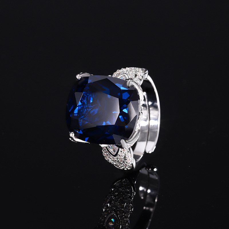 2024 Zhuang Shengsheng Joyas Fondo de cobre chapado en oro Moda retro Simulación Corindón Fat Fang Ring Mujer al por mayor 14*16