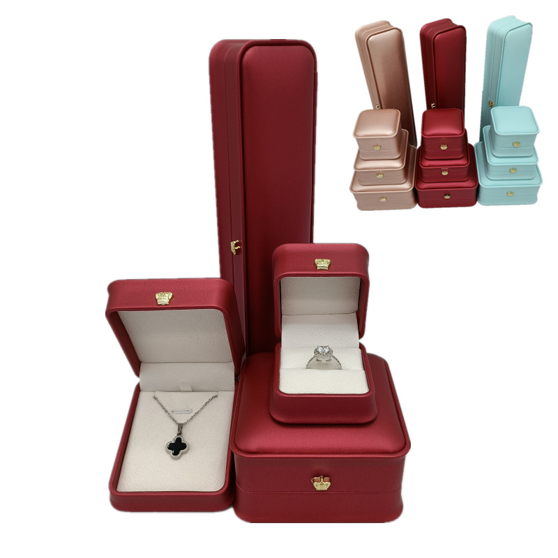 新款PU皮收腰小皇冠凹凸边戒指吊坠手镯项链盒首饰礼品盒批发