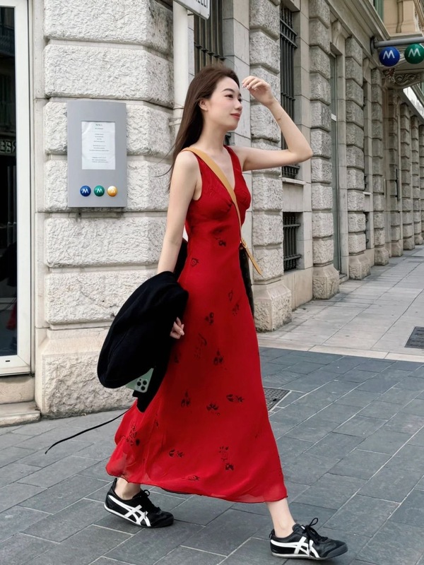 目を引く夏の婦人服 2025 新しい荒野ローズプリントサスペンダースカートレッドドレープデザインドレス|undefined