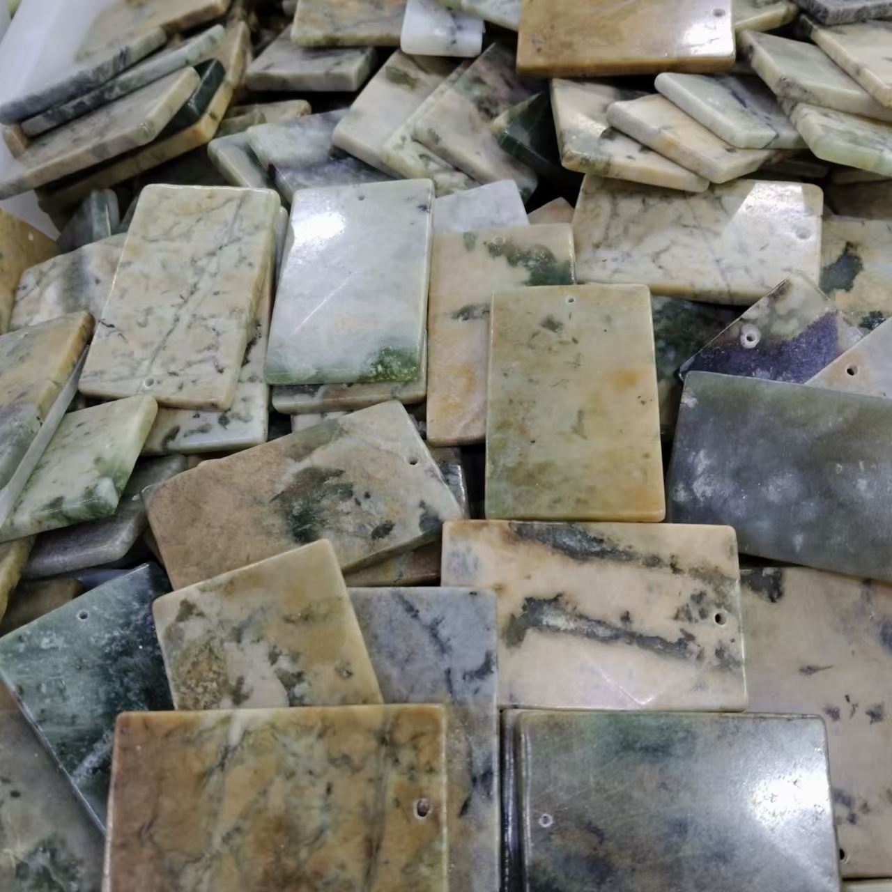 天然玉石吊坠牌子摆摊厂家批发原石玉石毛料练手跨境辽宁岫岩工厂