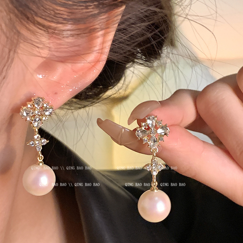 Korean sophisticated fashionable earrings with zircon pearl