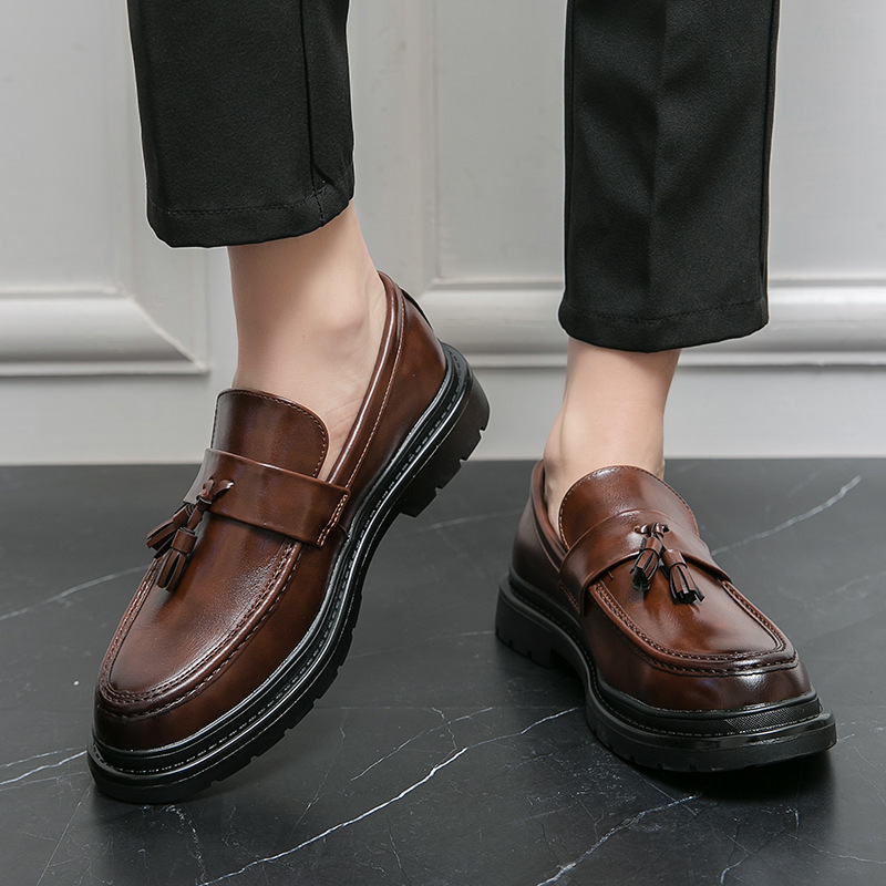 Zapatos de primavera y otoño de 2024 un pie de zapato de hombre de 46 yardas de zapato de suela gruesa para aumentar la altura de la moda de zapatos de cuero del novio