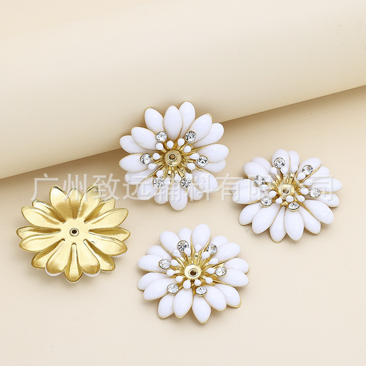 Fábrica de fabricación blanca pequeña cinturón de costura de mano perforación de aleación de goteo de pegamento flores prendas de vestir ornamentación de cabello accesorios de ropa DIY accesorios