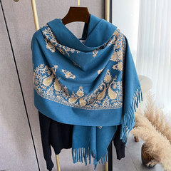 マフラーのストールの女性は冬にカシミヤの保温刺繍のストールをまねます。