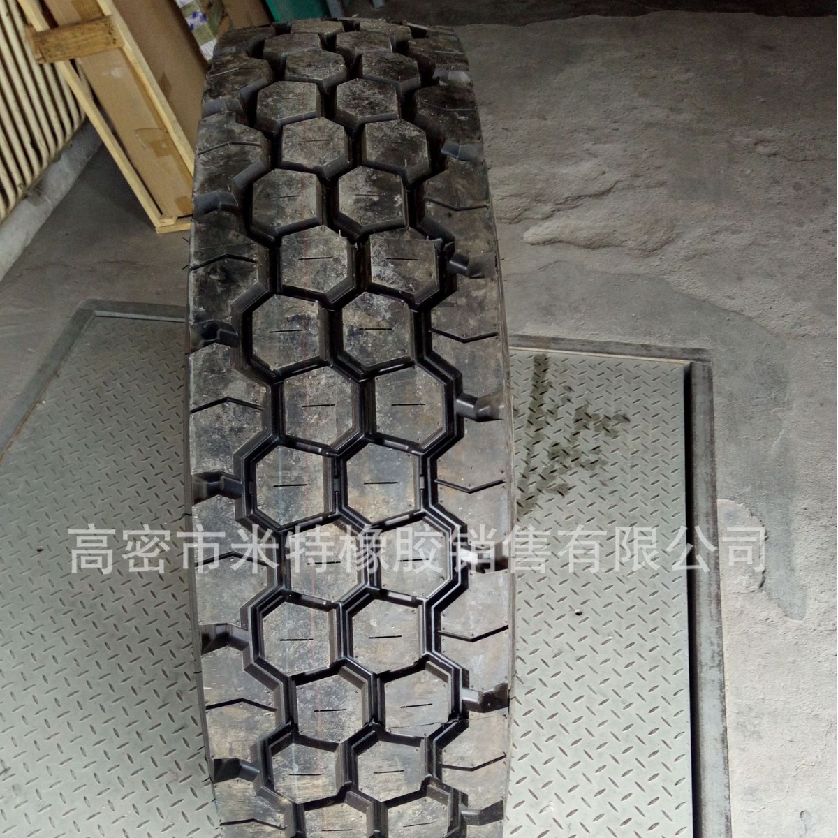 1100R20中块花纹 全钢卡车专用轮胎 大量批发 优质耐磨