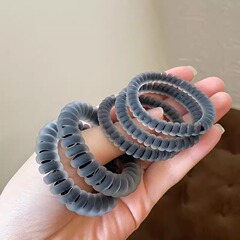 黒い電話線の髪輪韓国式の無痕の縄の少女は馬の尾の高弾力の皮の筋の砂の髪のアクセサリーを刺します。