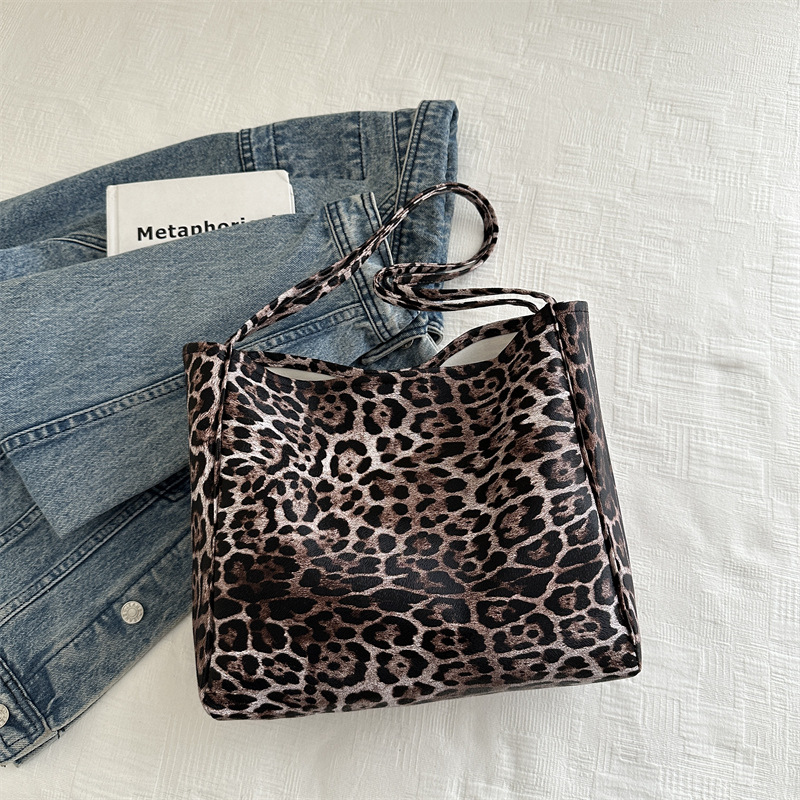 Otoño y invierno de Hong Kong viento de gran capacidad bolso de mano leopardo bolso de mujer bolso medioambiental ocio de moda universal bolso de hombro