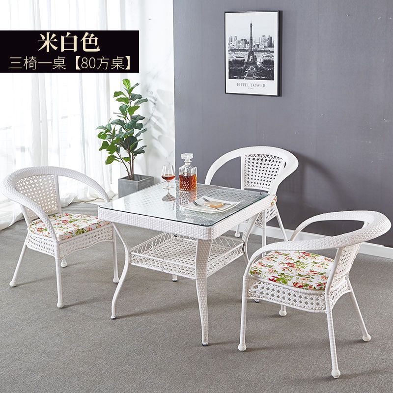 80제곱미터 테이블이 있는 황백색 의자 3개