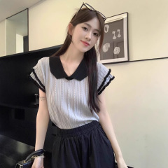 Gejiaショッピングモールの2025年夏デザインの女性用ニッチTシャツ、コントラストカラーのVネックショートフライングスリーブトップトレンディ