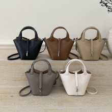 �������б���С����Ů�ﶬ�͹�2025�¿�μ�б����n������ˮͰ��