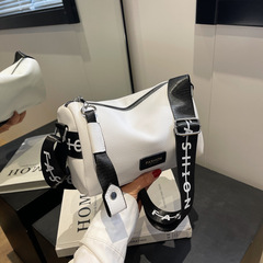 高級感包包女2024新款時尚寬肩帶斜挎包百搭復古小眾枕頭包腋下包