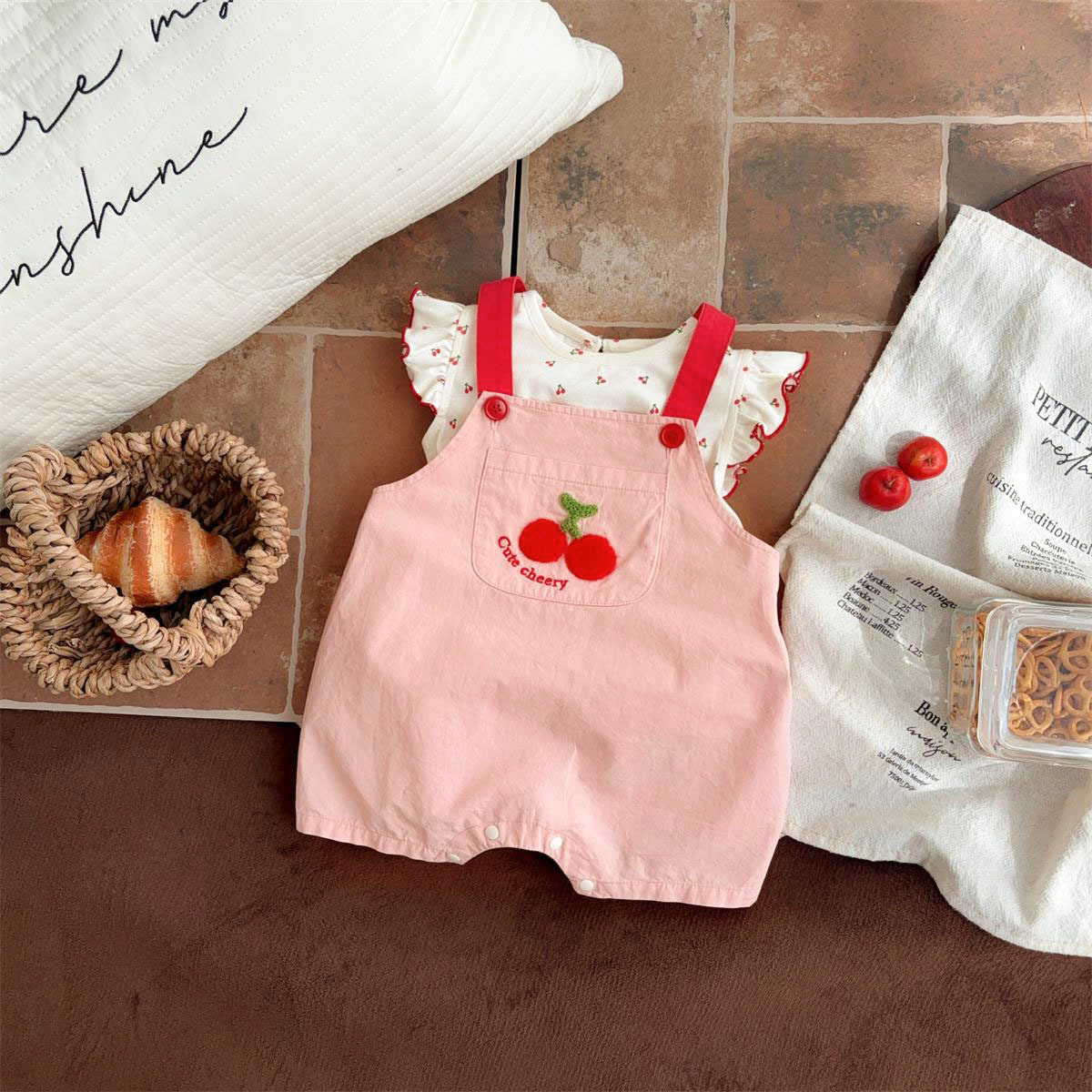 Ropa para niños Youhe 73-100 yardas, pequeño traje de estilo occidental de un mes pequeño, traje de dos piezas de mono de cereza pequeña de celebridades de Internet