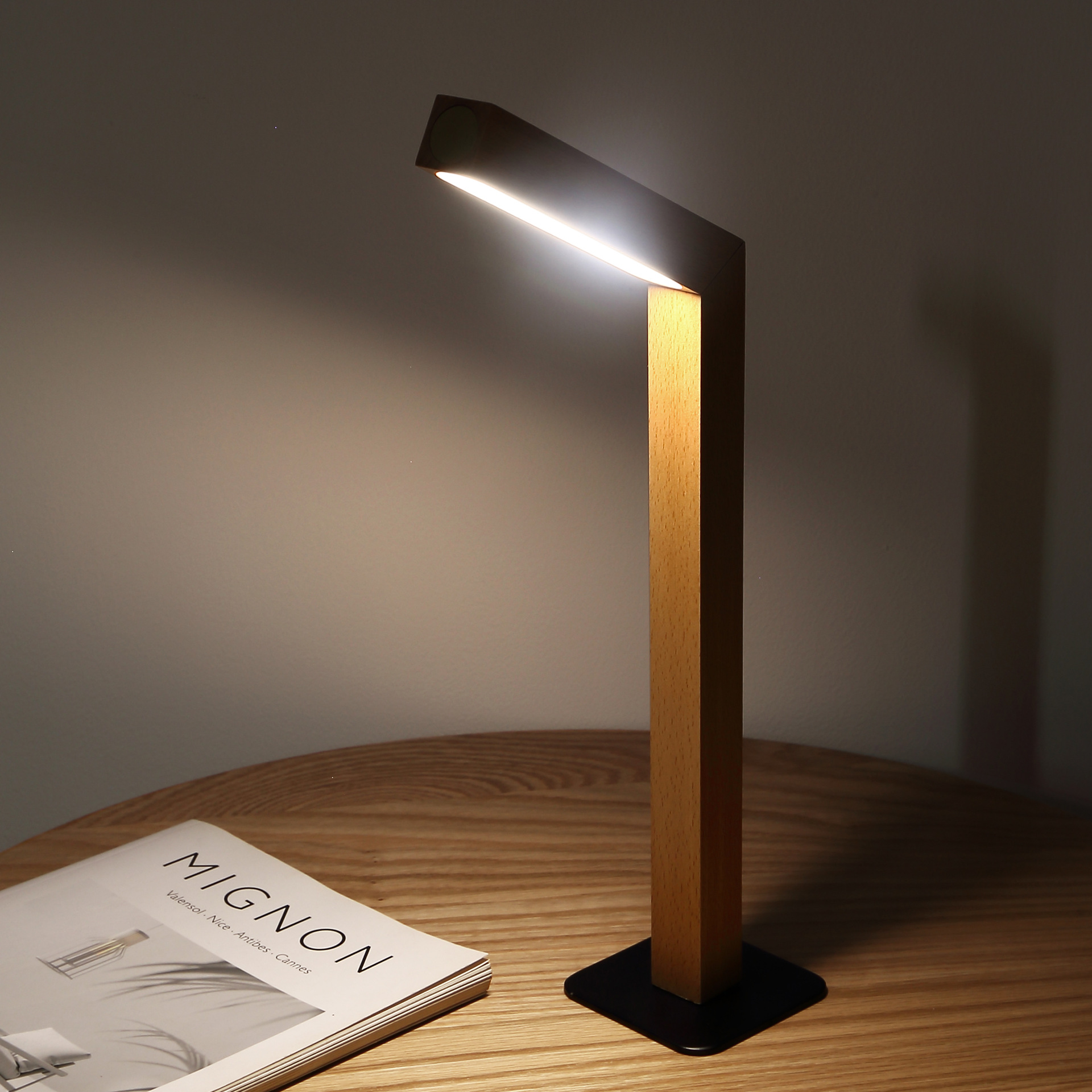 A great bedside lamp, rotating night light for the bedroom, simple LED desk lamp, eye-protection desk lamp, Nordic minimalist wooden lamp