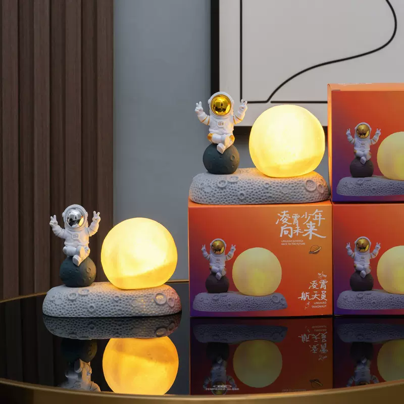 宇航员摆件月球装饰小夜灯太空探险情景生日礼物摆饰厂家批发