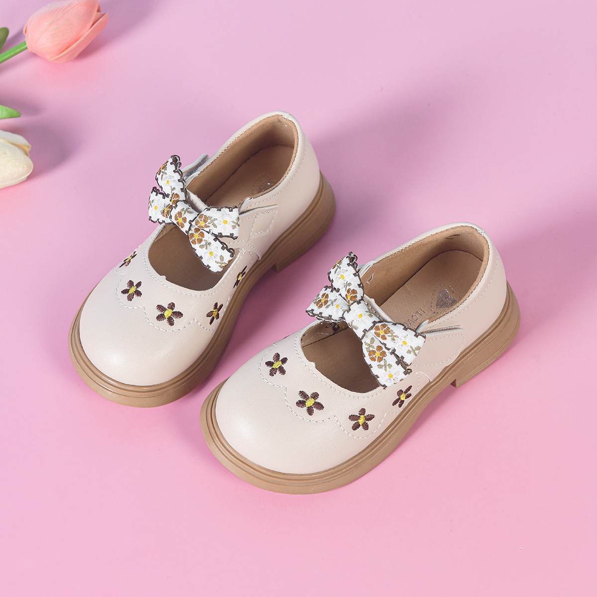 Zapatos de princesa para niñas primavera y otoño nuevos zapatos de cuero para niños bordados con arco zapatos de bebé universal zapatos de niños al por mayor