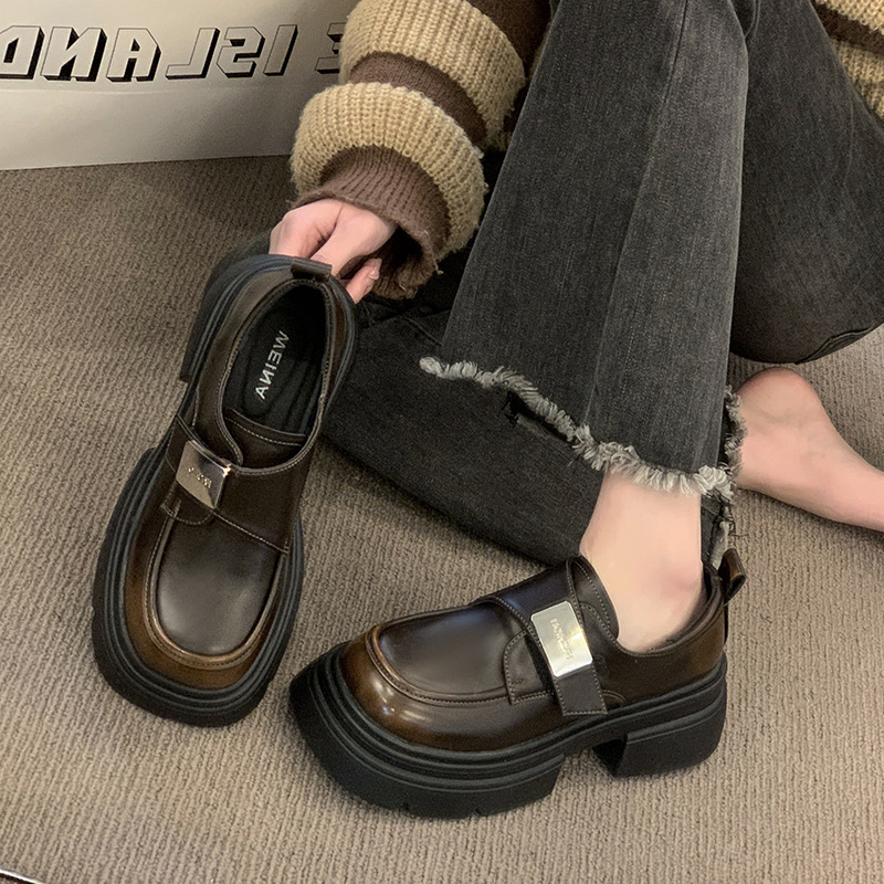 2024 Primavera de moda nuevos zapatos de suela gruesa de tacón grueso de una sola capa de Velcro mocasines de estilo británico zapatos de cuero de aumento de altura de todo fósforo