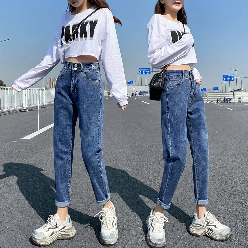 Настоящая фотография женских весенних универсальных утягивающих свободных эластичных прямых джинсов-шаровар с высокой талией и двумя пуговицами больших размеров.