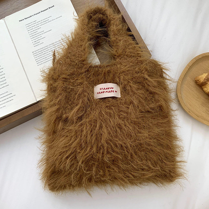 Bolso de mano mujer 2025 nuevo color caramelo nicho de diseño de gran capacidad de transporte de peluche bolso de brazo al por mayor