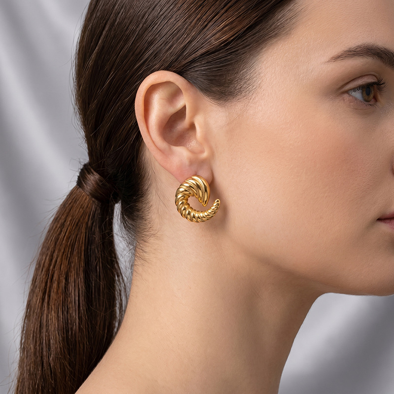 Tina Europa y los Estados Unidos acero inoxidable transfronterizo chapado en oro real 18k no se desvanece oro exagerado aretes de cuerno curvo joyas mujeres