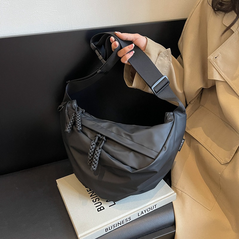 Borsa a tracolla donna modello dumpling elegante versatile_voghion.com