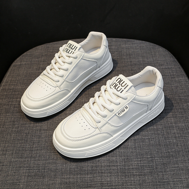 Pequeños zapatos blancos de cuero con suela gruesa aumentada ins2025 primavera nuevos zapatos deportivos casuales transpirables coreanos